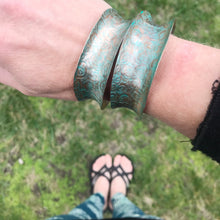 Load image into Gallery viewer, Aqua spirals copper cuff