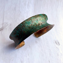 Load image into Gallery viewer, Aqua spirals copper cuff