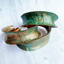 Load image into Gallery viewer, Aqua spirals copper cuff