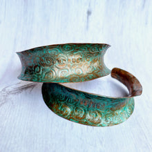 Load image into Gallery viewer, Aqua spirals copper cuff